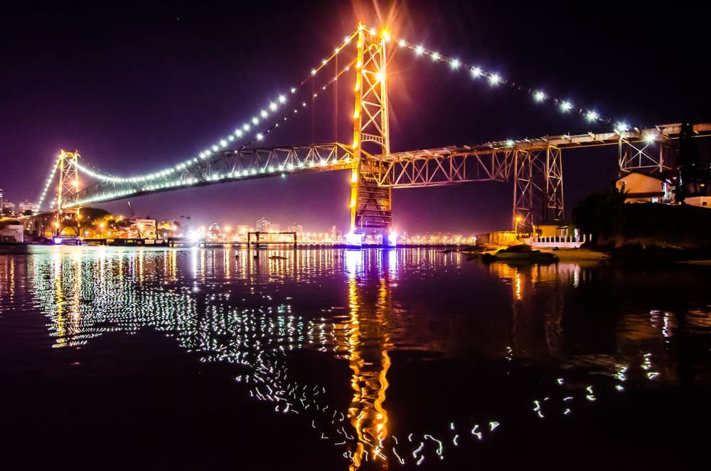 ponte Hercílio luz a noite em Florianópolis