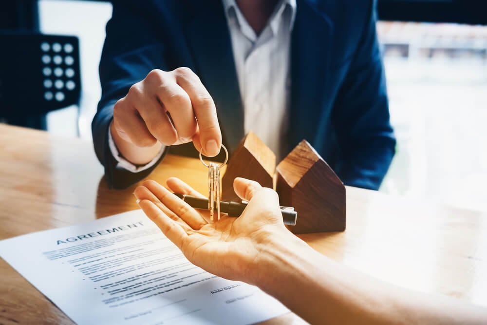 Como alugar um imóvel pela imobiliária: procedimento, contrato de locação e mais. Confira!